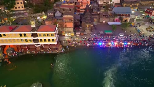 Vue aérienne de personnes le long de la rivière Ramkund Godavari en soirée à Nashik, Maharashtra, Inde 4K