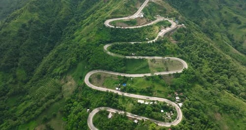 Montagne tropicale et route à Bukidnon, Mindanao, Philippines