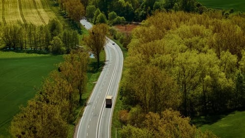 Autos, die sich auf einer malerischen asphaltierten Straße bewegen: Konzept von Reisefahrzeugen, die durch malerischen Asphalt fahren