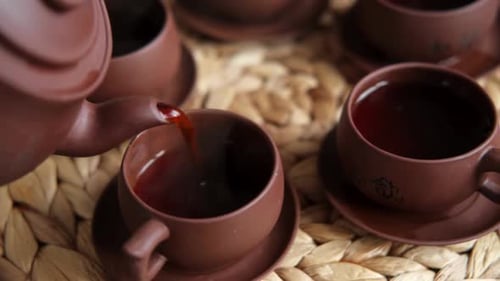 Cerimônia do chá: utensílio de chá asiático tradicional que serve uma pessoa autêntica servindo chá marrom