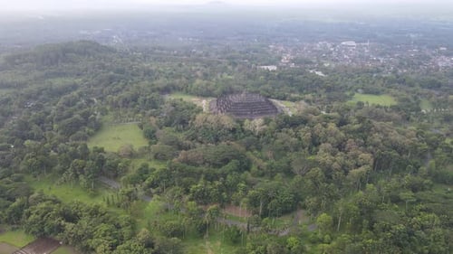 Luftaufnahme des Borobudur-Tempels in Java, Indonesien. Weitwinkelaufnahme mit Blick auf den Wald.