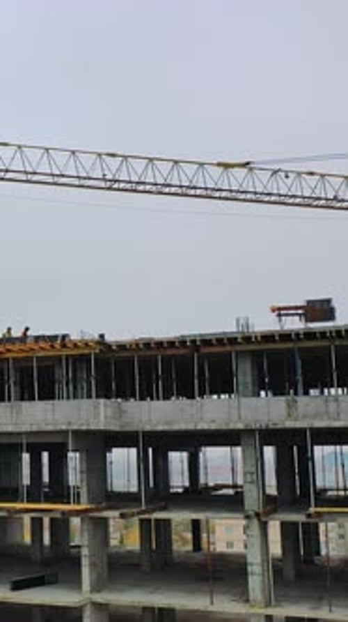 Sitio de construcción en una megaciudad. Grabación de vídeo con un Zumbido. Casa nueva en un complejo residencial