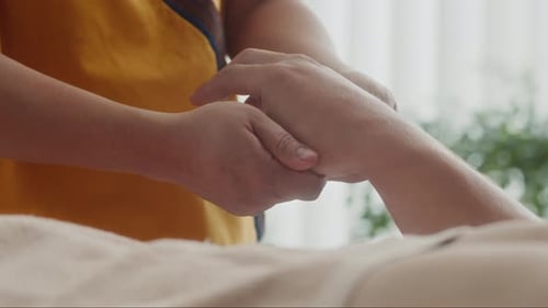 Unbekannter Mann genießt Hand-Spa-Massage
