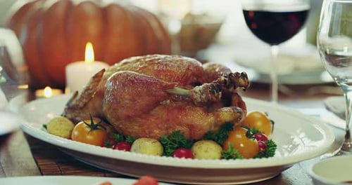 Cuisine traditionnelle et festive, poulet ou dinde pour un repas de Thanksgiving avec récolte