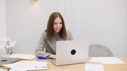 Eine engagierte professionelle Geschäftsfrau arbeitet konzentriert an ihrem modernen Schreibtisch