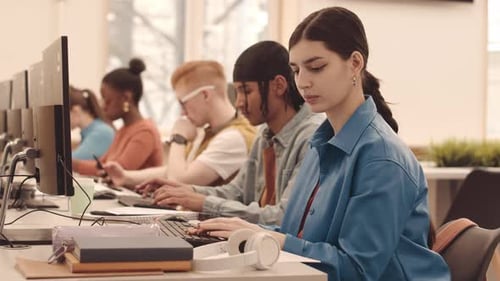 Studentin studiert im Computerunterricht