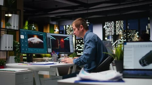 Un ingénieur informatique de sexe masculin utilise des techniques d'IA pour créer un jeu vidéo et une turbine