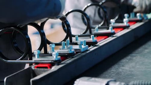 Los hombres realizan el montaje manual de equipos industriales en la tienda de la fábrica.
Trabajadores