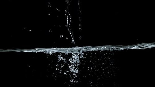 Cámara lenta, salpicaduras de agua con burbujas de aire filmadas con una cámara de alta velocidad a 1000 fps