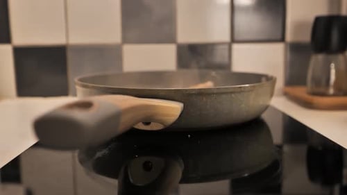 Fokus der Kochpfanne auf den Griff verlagern — 4K