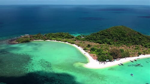 Vista aérea da ilha tropical. A câmera sobrevoa a costa e a praia da ilha tropical.