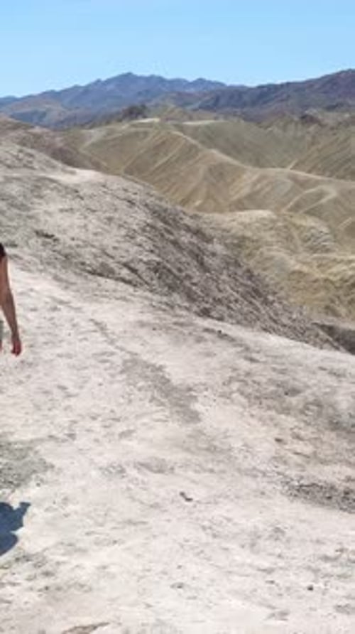 Abenteuerlustige junge Frau erkundet den Death Valley National Park