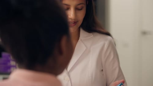 Pharmacienne indienne professionnelle aidant les clients à recommander des médicaments, à conseiller la pharmacie