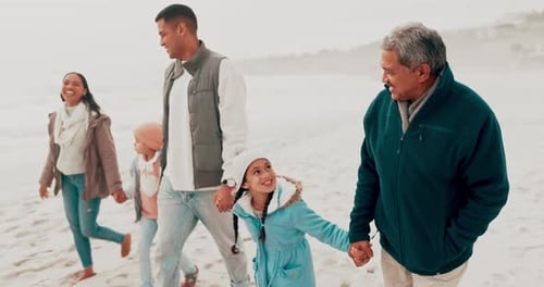 Vacaciones en familia, cogidos de la mano y paseo por la playa durante las vacaciones, viajes y libertad juntos