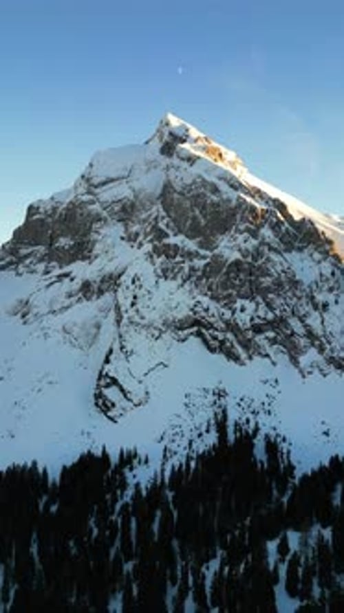Fronalpstock, Glaris, Suisse, sommet des Alpes suisses recouvert de neige, bobine vidéo verticale