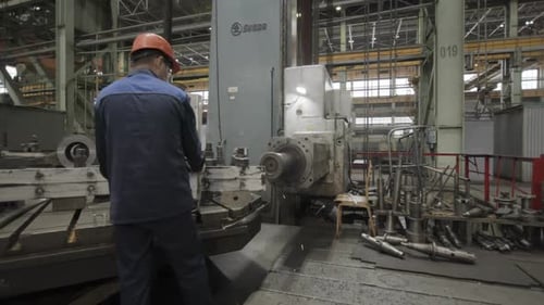 Ein Industriearbeiter bedient geschickt Maschinen in einer Produktionsstätte für Effizienz Stock