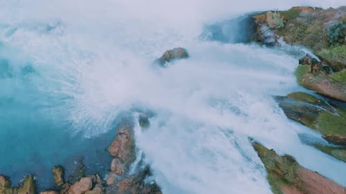 Stürmischer Wasserfall auf einem Felsen