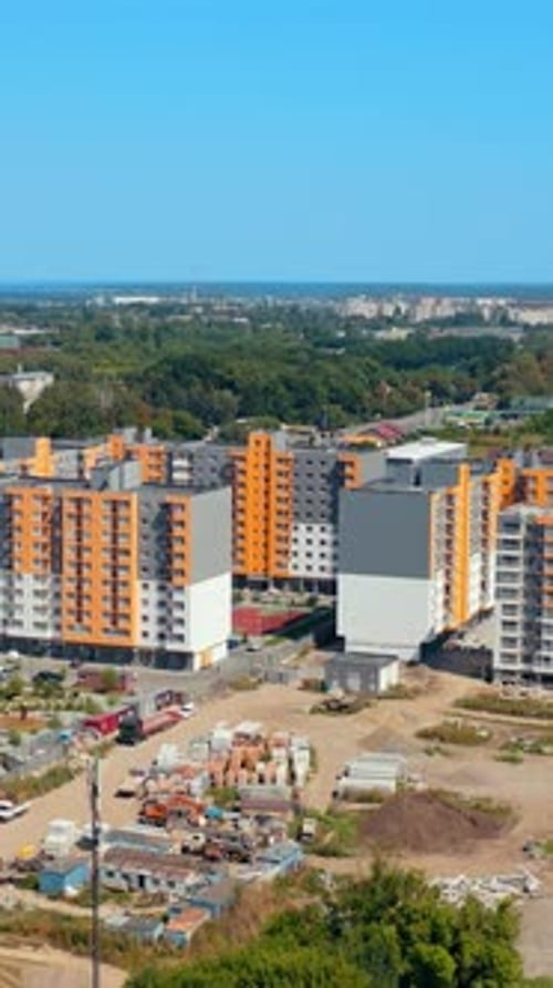 El nuevo edificio alberga el distrito. Arquitectura exterior moderna de viviendas. Vídeo vertical