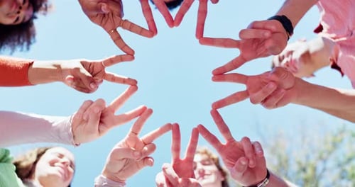 Unten, Finger Star und Freunde mit Unterstützung, draußen und blauer Himmel mit Teamwork, Synergie und Sommer