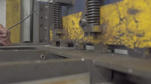 Automatisierte Metallschere zum Schneiden von Stahl in einer Industriefabrik