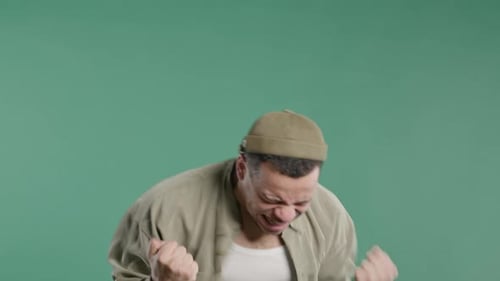 Schöner Mann zeigt Triumph Ja Geste des Sieges erzielte ErgebnisToreJackpot