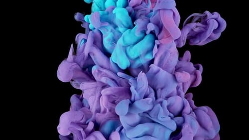 Fluid Art Abstraction Ruhige Tintenwolke, die sich im Wasser auflöst, Violett, Blau, Rosa
