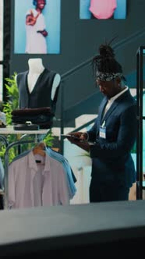 Vertikales Video Afroamerikanischer Mitarbeiter berät ältere Kunden im Einzelhandelsgeschäft