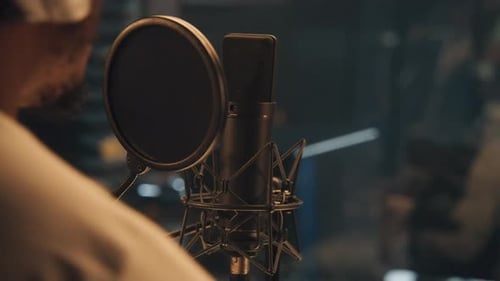 Professioneller Sänger arbeitet im Tonstudio