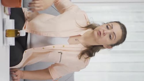 Vertikales Video von Die ohnmächtige Frau. Die Frau fällt in Ohnmacht
.