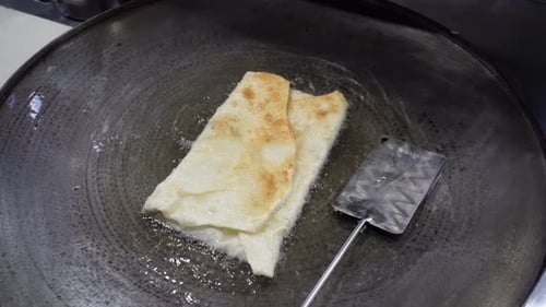 Le processus de fabrication ou de cuisson d'un Martabak Telur ou d'œufs Martabak, de la nourriture de rue indonésienne.