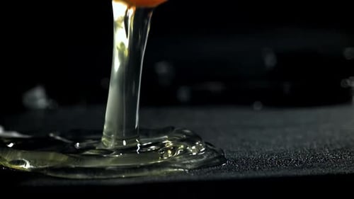 Ein Spiegelei kochen, gefilmt mit einer Hochgeschwindigkeitskamera mit 1000 Bildern pro Sekunde