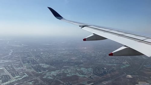 Vue d'une aile d'avion au-dessus de l'Inde.