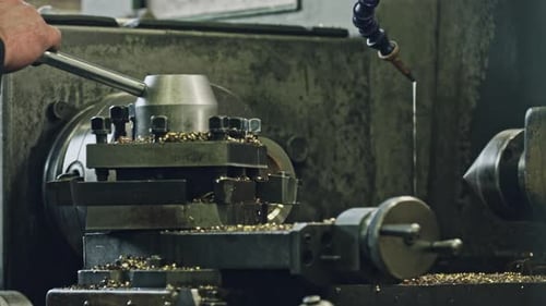Mecanizado de metales de precisión en torno industrial en taller