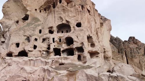 Alte Berghöhlentunnel. Schloss Selime Kalesi in Yaprakhisar, Türkei. Türkiye. Historische Stätte