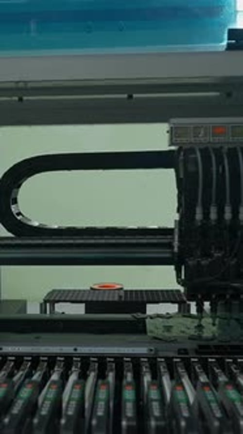 A máquina automática Pick and Place está instalando componentes na placa de circuito. Linha de montagem criativa em