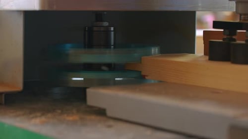 Le menuisier dans l'atelier travaille avec le bois fabrique des pièces de meubles à la lumière naturelle