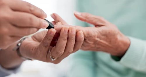 Mãos, diabetes e um médico com um paciente e ferramentas para um exame de saúde com uma picada no dedo