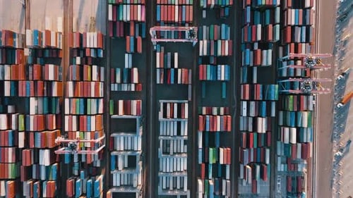 Luftaufnahme des Containerterminalhafens von oben nach unten.