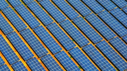 Luftbilddrohne zeigt Reihen angeordneter Sonnenkollektoren