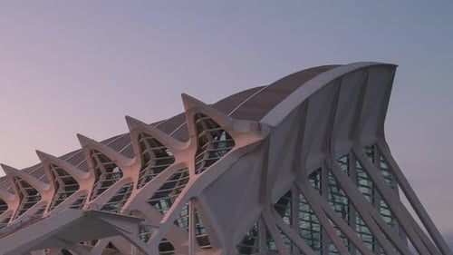 Zeitraffer des Sonnenuntergangs in der Stadt der Künste und Wissenschaften bei Sonnenuntergang, Valencia. Spanien. Bogen von Santiago Calatrava