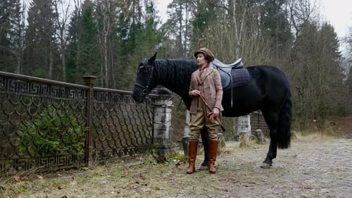 Femme habillée de style vintage et étalon noir de race pure dans un parc équestre au XIXe siècle