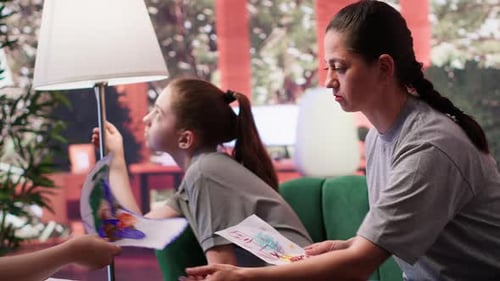 Terapeuta presenta dibujos inquietantes y peligrosos a su madre
