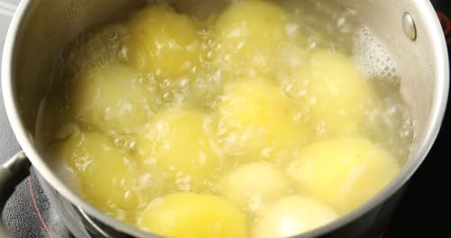 Junge Kartoffeln, die im Topf auf dem Herd kochen, Nahaufnahme