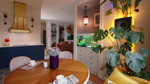 Interior moderno y lujoso de cocina y sala de estar. Creativo. Acogedor y confortable apartamento con mucha luz