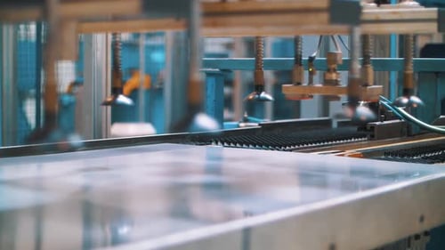 Tôle métallique se déplaçant sur une chaîne de production automatique dans une usine de fabrication. Fabrication d'acier