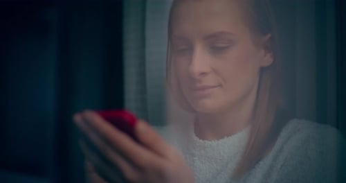 Frau surft auf dem Smartphone in den sozialen Medien, Porträt