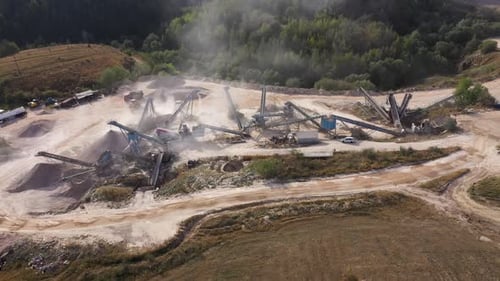 Luftaufnahme des in Betrieb befindlichen Förderbandsystems im Steinbruch, Steinbackenbrecheranlage