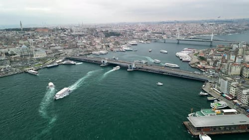 El puente de Gálata y la terminal de Eminonu volando de costado