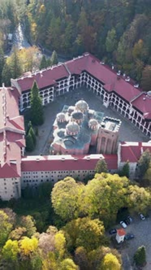 El famoso monasterio de Rila, una iglesia ortodoxa búlgara y patrimonio de la humanidad, durante el otoño