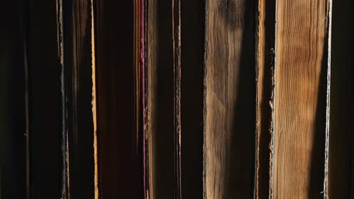 Anciens livres empilés sur une base de lecture parallèle : concept, éducation, connaissances et contexte